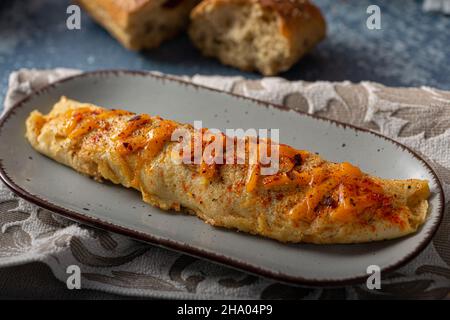 Omelette délicieuse à base d'œufs bio avec piment et cheddar Banque D'Images