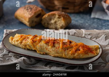 Omelette délicieuse à base d'œufs bio avec piment et cheddar Banque D'Images