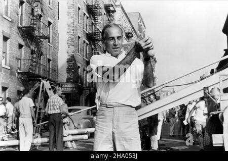 JEROME ROBBINS (1918-1998) producteur et chorégraphe américain de théâtre sur la scène de West Side Story en 1957 Banque D'Images