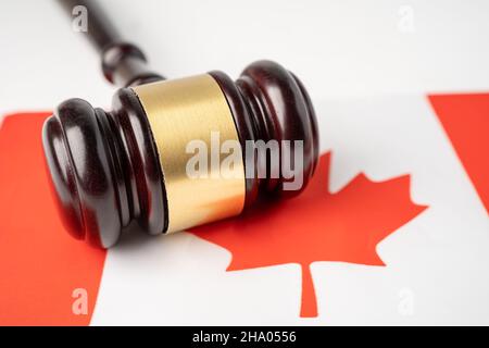 Drapeau du Canada sur les billets en dollars; concept des affaires et des finances. Drapeau du pays avec avel pour juge avocat.Droit et justice concept de tribunal. Banque D'Images