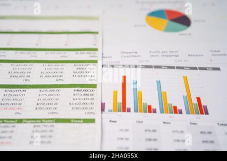 Les graphiques Les graphiques papier feuille de calcul. Développement financier, compte bancaire, les statistiques, l'investissement en recherche analytique de l'économie, des données d'affaires de la bourse Banque D'Images