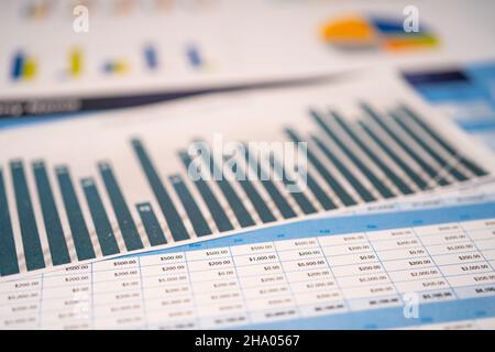 Les graphiques Les graphiques papier feuille de calcul. Développement financier, compte bancaire, les statistiques, l'investissement en recherche analytique de l'économie, des données d'affaires de la bourse Banque D'Images