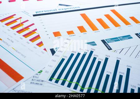 Les graphiques Les graphiques papier feuille de calcul. Développement financier, compte bancaire, les statistiques, l'investissement en recherche analytique de l'économie, des données d'affaires de la bourse Banque D'Images