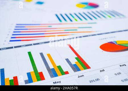 Les graphiques Les graphiques papier feuille de calcul. Développement financier, compte bancaire, les statistiques, l'investissement en recherche analytique de l'économie, des données d'affaires de la bourse Banque D'Images