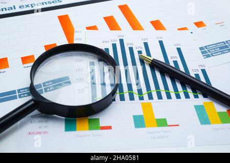 Loupe sur les cartes graphiques papier feuille de calcul. Développement financier, compte bancaire, les statistiques, l'investissement en recherche analytique de l'économie des données, St Banque D'Images