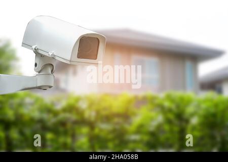 Caméra en circuit fermé CCTV, surveillance TV à la construction de bâtiments de village maison, concept de système de sécurité. Banque D'Images