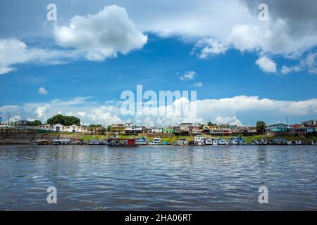 Belle vue sur la rivière Amazone et la ville d'Itacoatiara en été ensoleillé jour avec des nuages.Manaus, Amazonas, Brésil.Concept d'environnement, écologie Banque D'Images