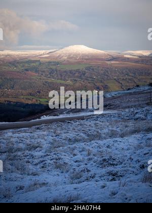 Scène d'hiver dans les Brecon Beacons avec de la neige couvrant la campagne du sud du pays de Galles Banque D'Images