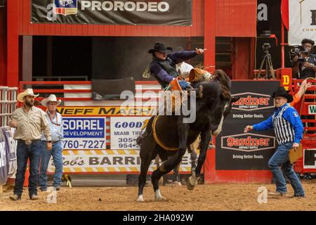 Promenade en bareback vue sur le circuit Southeastern Finals Rodeo pendant l'événement. Banque D'Images