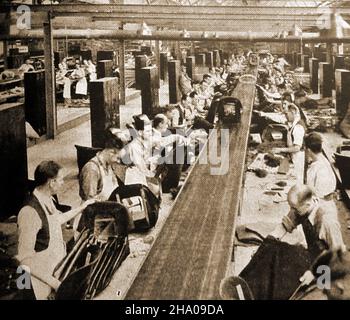 Une ancienne photo montrant des hommes qui font des sièges d'auto sur la chaîne de production dans un atelier de fabrication de sièges dans une ancienne usine automobile britannique. Banque D'Images