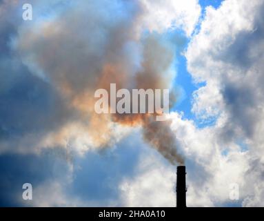 pipe avec la fumée épaisse et le ciel, les nuages Banque D'Images