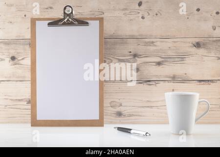 Presse-papiers en bois avec espace vide pour les logos, inscription publicitaire. Banque D'Images