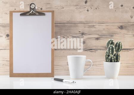 Presse-papiers en bois avec espace vide pour les logos, inscription publicitaire. Banque D'Images