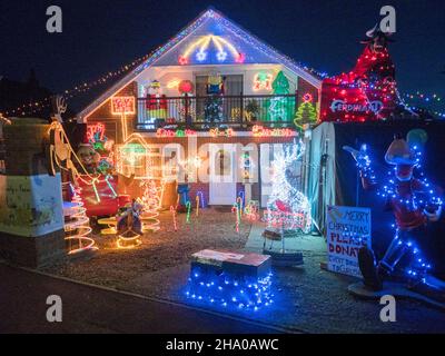 Warden Bay, Kent, Royaume-Uni.9th décembre 2021.Une maison illuminée de lumières de Noël et de personnages à Warden Bay, dans le Kent, recueillant de l'argent pour la charité locale héritage/ferme de Curly.Crédit : James Bell/Alay Live News Banque D'Images