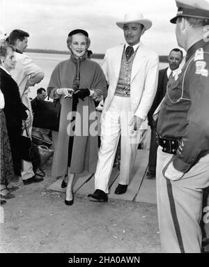 CLARK PIGNON sur le terrain Candid avec sa femme de 5th KAY WILLIAMS PIGNON à bâton Rouge, Louisiane pendant le tournage du GROUPE D'ANGES 1957 réalisateur RAOUL WALSH roman Robert Penn Warren directeur de la photographie Lucien Ballard costume design Marjorie Best Music Max Steiner Warner Bros. Banque D'Images