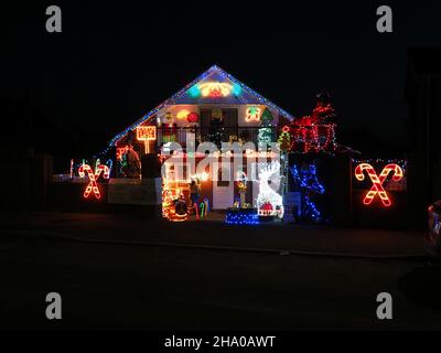 Warden Bay, Kent, Royaume-Uni.9th décembre 2021.Une maison illuminée de lumières de Noël et de personnages à Warden Bay, dans le Kent, recueillant de l'argent pour la charité locale héritage/ferme de Curly.Crédit : James Bell/Alay Live News Banque D'Images