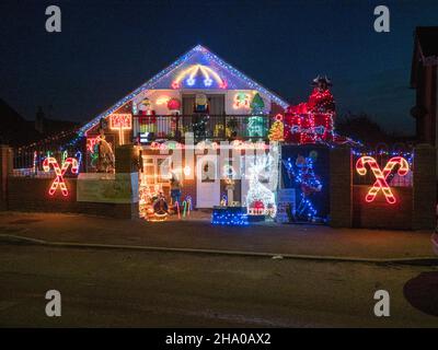 Warden Bay, Kent, Royaume-Uni.9th décembre 2021.Une maison illuminée de lumières de Noël et de personnages à Warden Bay, dans le Kent, recueillant de l'argent pour la charité locale héritage/ferme de Curly.Crédit : James Bell/Alay Live News Banque D'Images
