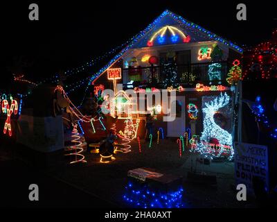 Warden Bay, Kent, Royaume-Uni.9th décembre 2021.Une maison illuminée de lumières de Noël et de personnages à Warden Bay, dans le Kent, recueillant de l'argent pour la charité locale héritage/ferme de Curly.Crédit : James Bell/Alay Live News Banque D'Images