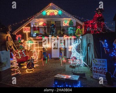 Warden Bay, Kent, Royaume-Uni.9th décembre 2021.Une maison illuminée de lumières de Noël et de personnages à Warden Bay, dans le Kent, recueillant de l'argent pour la charité locale héritage/ferme de Curly.Crédit : James Bell/Alay Live News Banque D'Images