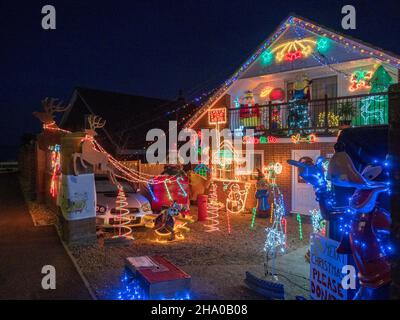 Warden Bay, Kent, Royaume-Uni.9th décembre 2021.Une maison illuminée de lumières de Noël et de personnages à Warden Bay, dans le Kent, recueillant de l'argent pour la charité locale héritage/ferme de Curly.Crédit : James Bell/Alay Live News Banque D'Images