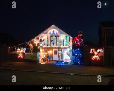Warden Bay, Kent, Royaume-Uni.9th décembre 2021.Une maison illuminée de lumières de Noël et de personnages à Warden Bay, dans le Kent, recueillant de l'argent pour la charité locale héritage/ferme de Curly.Crédit : James Bell/Alay Live News Banque D'Images