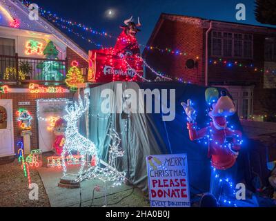 Warden Bay, Kent, Royaume-Uni.9th décembre 2021.Une maison illuminée de lumières de Noël et de personnages à Warden Bay, dans le Kent, recueillant de l'argent pour la charité locale héritage/ferme de Curly.Crédit : James Bell/Alay Live News Banque D'Images
