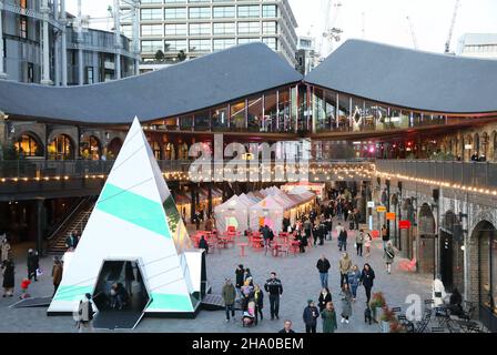 Shopping de Noël à Coal Drops Yard, à Kings Cross, nord de Londres, Royaume-Uni Banque D'Images