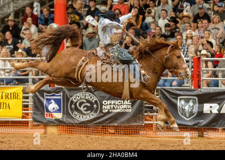 Saddle Bronc Riding vu sur Southeastern circuit finals Rodeo pendant l'événement. Banque D'Images