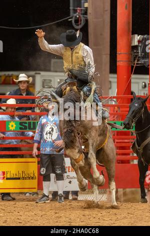 Saddle Bronc Riding vu sur Southeastern circuit finals Rodeo pendant l'événement. Banque D'Images
