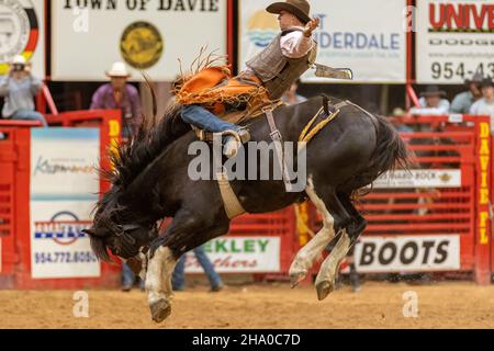 Saddle Bronc Riding vu sur Southeastern circuit finals Rodeo pendant l'événement. Banque D'Images