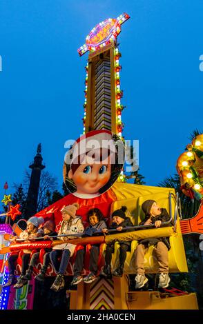 Jeunes enfants sur un parcours 2021 du marché de Noël de Liverpool dans le jardin St Johns Banque D'Images