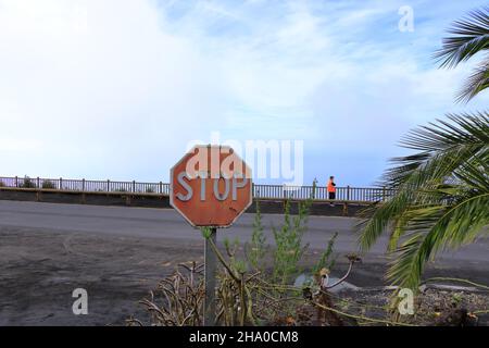 Novembre 23 2021 - la Palma, îles Canaries, Espagne: Le frêne couvre les voitures et les rues près du volcan Cumbre Vieja Banque D'Images