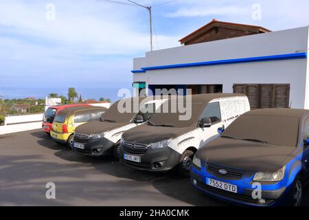 Novembre 23 2021 - la Palma, îles Canaries, Espagne: Le frêne couvre les voitures et les rues près du volcan Cumbre Vieja Banque D'Images