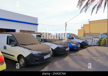 Novembre 23 2021 - la Palma, îles Canaries, Espagne: Le frêne couvre les voitures et les rues près du volcan Cumbre Vieja Banque D'Images