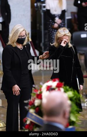 Le représentant des États-Unis Liz Cheney (républicain du Wyoming), à gauche, et le représentant Debbie Dingell (D-MI) se réunissent pour rendre hommage à l'ancien sénateur Bob Dole (R-KS) alors qu'il se trouve en honneur à la rotonde du Capitole des États-Unis à Washington, DC, le jeudi 9 décembre 2021.Credit: Sarahbeth Maney/Pool via CNP /MediaPunch Banque D'Images