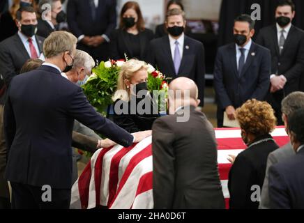 Des invités, dont le représentant Debbie Dingell (D-MI), au centre, se réunissent pour rendre hommage à l'ancien sénateur Bob Dole (R-KS) alors qu'il se trouve en honneur à la rotonde du Capitole des États-Unis à Washington, DC, le jeudi 9 décembre 2021.Credit: Sarahbeth Maney/Pool via CNP /MediaPunch Banque D'Images