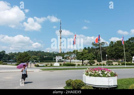 Pyongyang, Corée du Nord - 27 juillet 2014 : vue sur la tour de télévision de Pyongyang depuis le stade Kim il Sung.Rue à Pyongyang. Banque D'Images