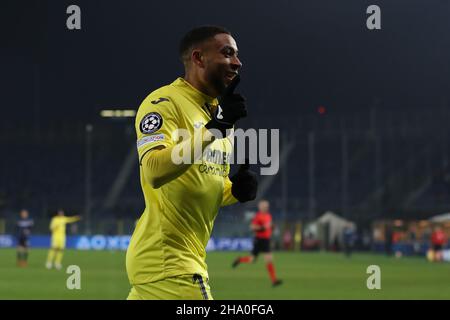 Bergame, Italie, 9th décembre 2021.Arnaut Danjuma, de Villareal CF, célèbre après avoir obtenu son score pour donner à la partie une avance de 1-0 lors du match de la Ligue des champions de l'UEFA au stade Bergame, à Bergame.Le crédit photo devrait se lire: Jonathan Moscrop / Sportimage Banque D'Images