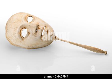 Masque de visage vénitien avec bâton utilisé pour le carnaval et le théâtre isolé sur fond blanc, espace de copie Banque D'Images