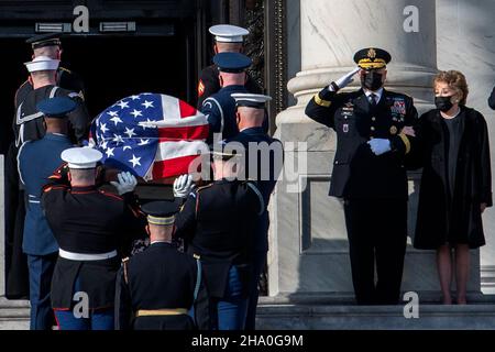 Washington, États-Unis d'Amérique.09th décembre 2021.Elizabeth Dole, à droite, regarde comme une équipe militaire de paleur de services communs déplace le dossier de son mari, l'ancien sénateur des États-Unis Bob Dole (républicain du Kansas) sur les marches East Front du Capitole des États-Unis à Washington, DC, le jeudi 9 décembre 2021,Où il se trouve dans l'État de la Rotunda.Crédit: Rod Lamkey/CNP/Sipa USA crédit: SIPA USA/Alay Live News Banque D'Images