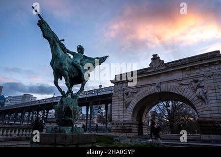 Vue sur la statue et l'arche du pont Bir Hakeim à Paris avec un ciel coloré au coucher du soleil Banque D'Images