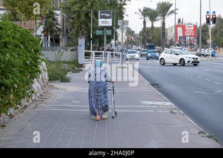 Beer Sheba, Israël -20 octobre 2021 : les femmes âgées marchent seules avec un soutien sur le trottoir de la rue en Israël.Oldness senility solitude dans la vieillesse co Banque D'Images