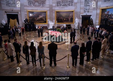 Washington, États-Unis.09th décembre 2021.Les membres du public doivent rendre hommage à l'ancien sénateur républicain du Kansas, Bob Dole, alors qu'il se trouve dans l'État à la suite d'une cérémonie à la rotonde du Capitole des États-Unis à Washington, DC, USA, le 09 décembre 2021.Dole meurt le 05 décembre à l'âge de 98 ans.(Photo par Pool/Sipa USA) crédit: SIPA USA/Alay Live News Banque D'Images