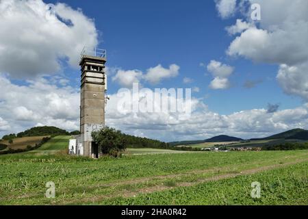 Ancienne tour de surveillance de la frontière du GDR avec paysage à Buttlar Banque D'Images