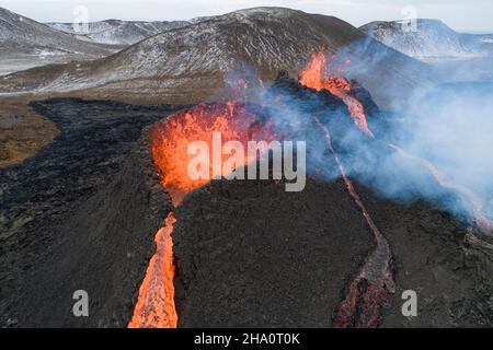 Caldera volcanique et lave coulant depuis la vue aérienne Banque D'Images