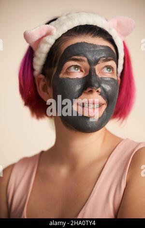 Femme dans le masque de visage de masque d'argile thérapeutique.Soin de la peau et concept de peau saine. Banque D'Images