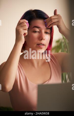 La femme fait un massage de cupping pour son visage.Soin de la peau et beau concept de peau saine. Banque D'Images
