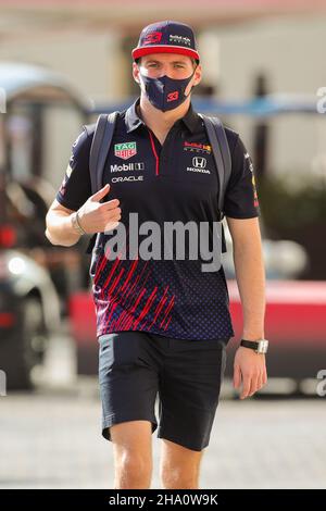 Yas Marina circuit, Yas Island, Émirats arabes Unis.9th décembre 2021.Max Verstappen (NED), Red Bull Racing RB16B arrive sur la piste pendant la FORMULE 1 ETIHAD AIRWAYS GRAND PRIX d'ABU DHABI 2021 Phil Duncan crédit: Chaque seconde Media/Alay Live News Banque D'Images