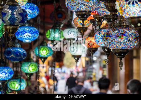 Lampes traditionnelles turques colorées dans le Grand Bazar historique d'Istanbul Banque D'Images