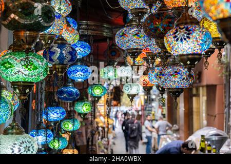 Lampes traditionnelles turques colorées dans le Grand Bazar historique d'Istanbul Banque D'Images